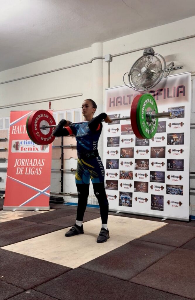 Salma Tahiri levantando pesas en una competición de halterofilia