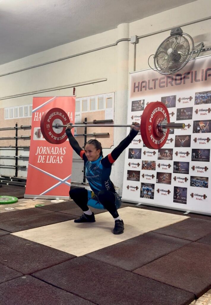 Salma Tahiri levantando pesas en una competición de halterofilia