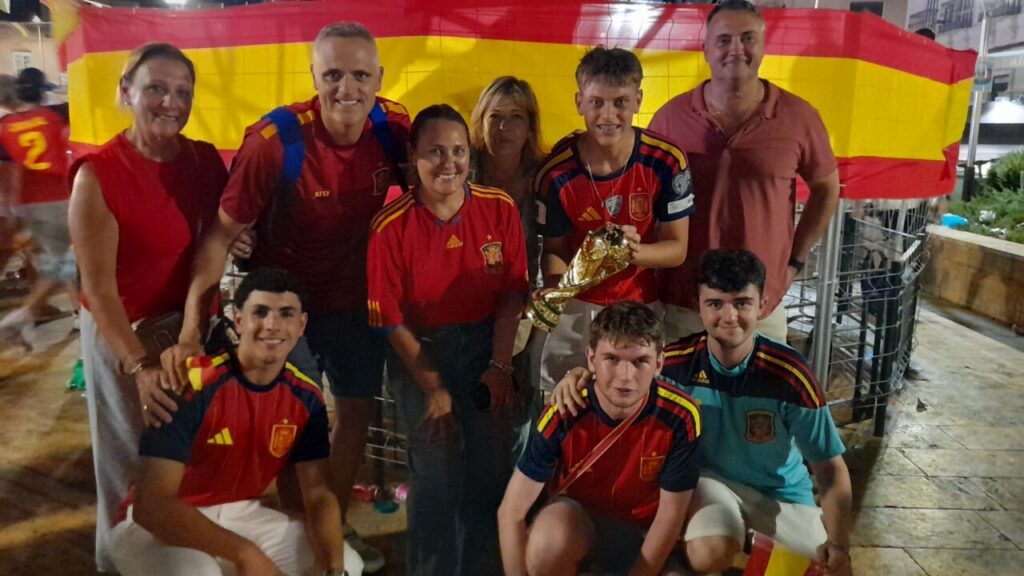 Grupo de melillenses celebrando la victoria de la selección española con trofeo