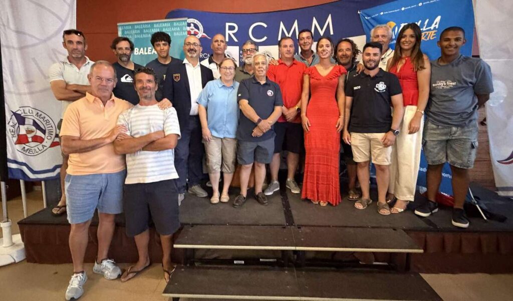 Grupo de personas en la ceremonia de entrega de trofeos del Mundial Junior de Snipe en Melilla