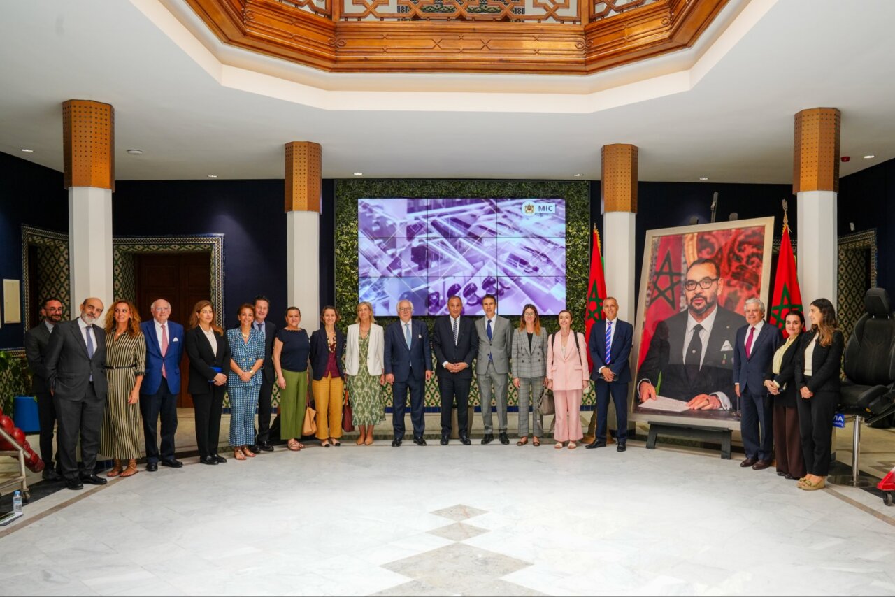 Grupo de empresarios en misión en Marruecos con retrato del rey