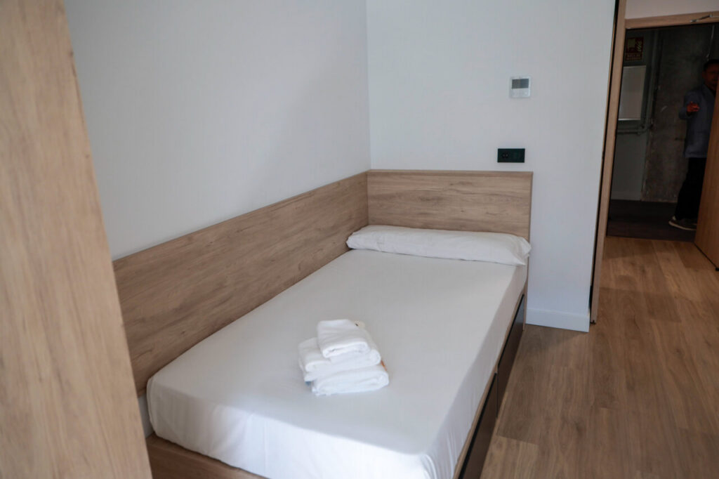 Habitación de coliving en Defensa Fuencarral, Madrid con cama y sábanas blancas