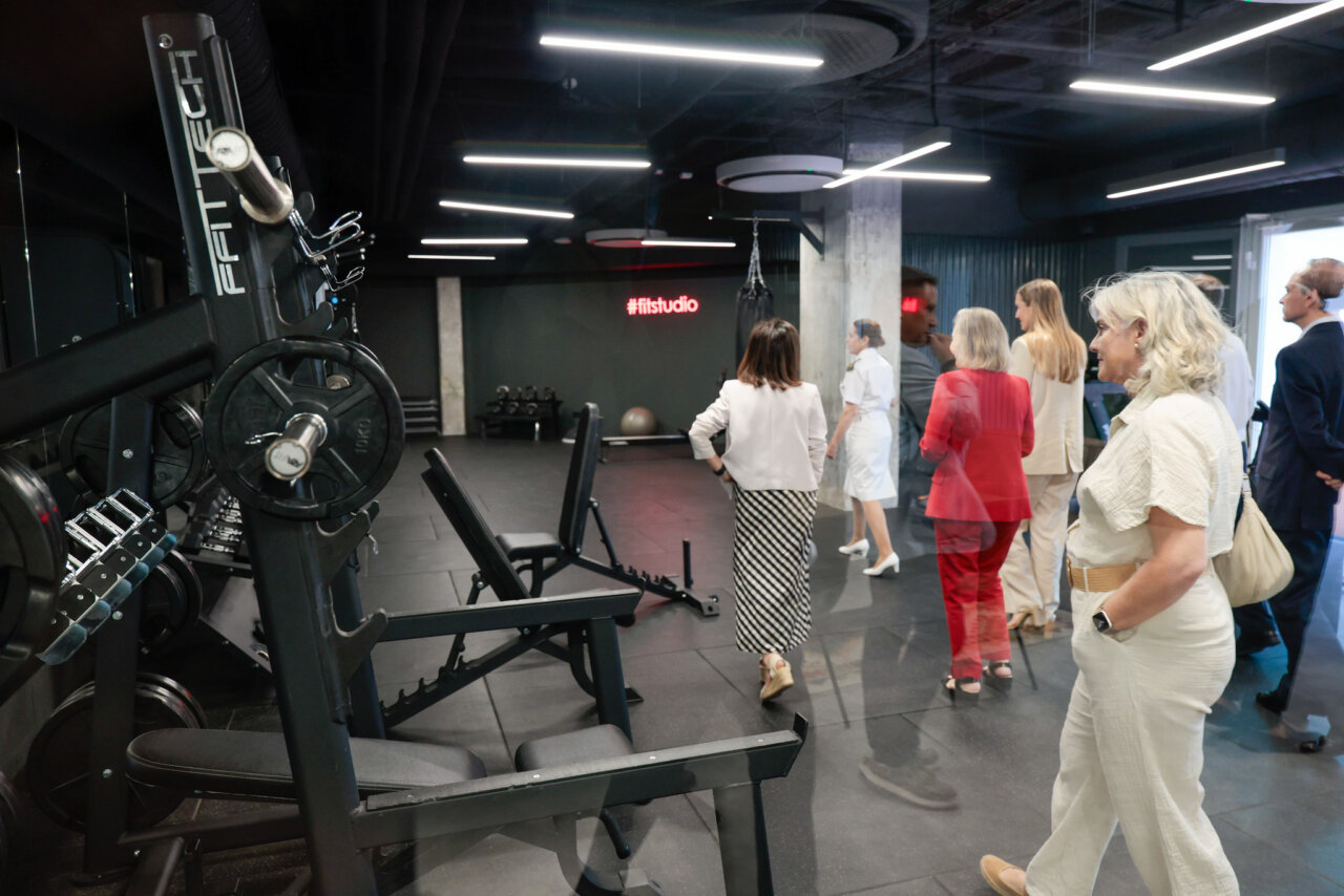 Visita a un gimnasio moderno en Madrid con equipos de fitness.