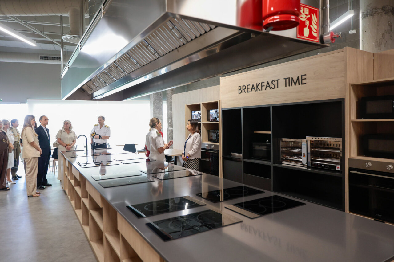 Cocina moderna en un espacio de coliving en Madrid