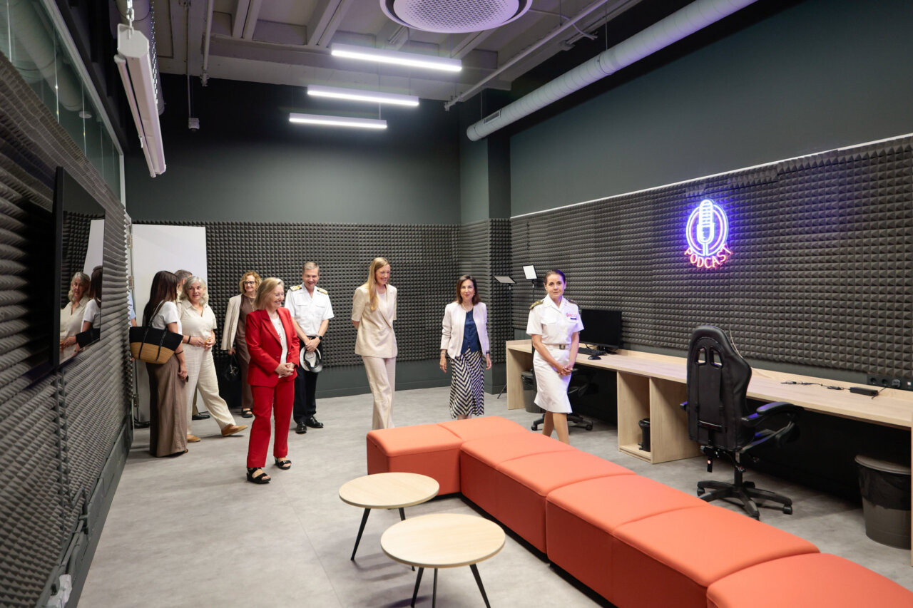 Grupo de personas en un espacio de coliving en Madrid