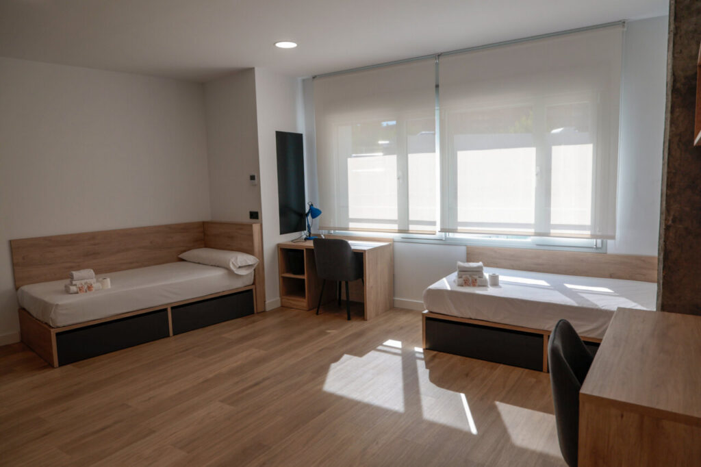 Habitación de coliving en Defensa Fuencarral, Madrid con dos camas y escritorio