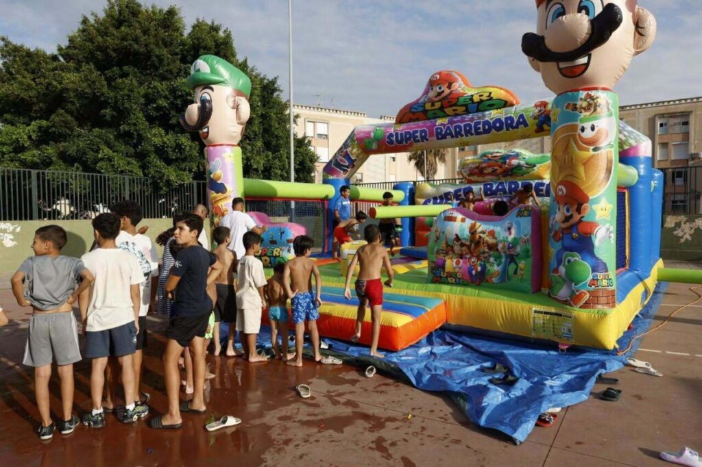 Niños jugando en un castillo inflable durante actividades en Melilla