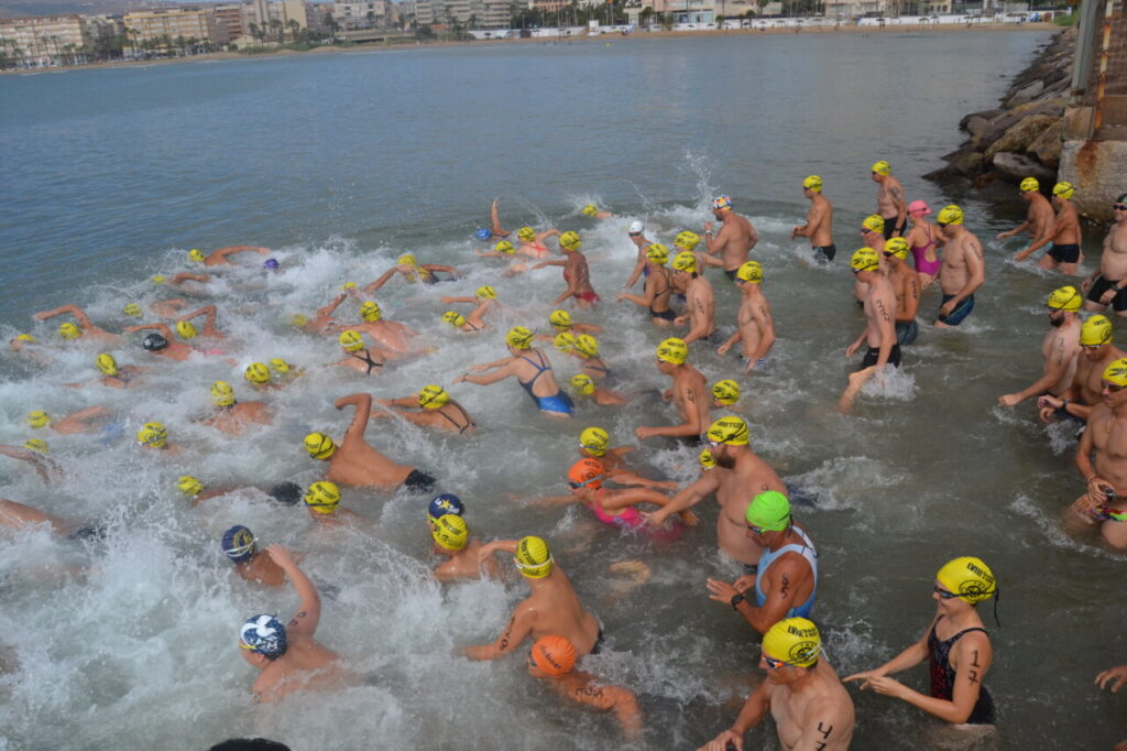 Nadadores en la Travesía a Nado Ciudad de Melilla en el mar
