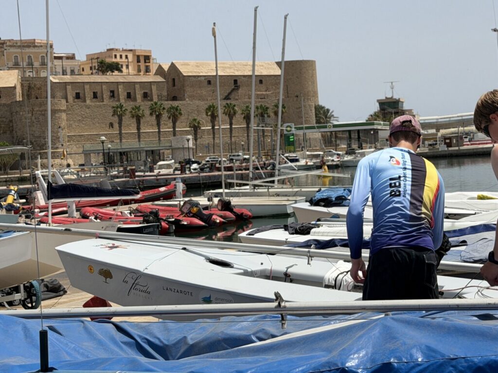 Regatistas preparándose en el puerto de Melilla para el Mundial Junior de Snipe.