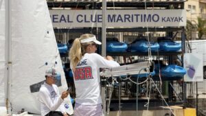 Competidores preparándose para el Mundial Junior de Snipe en Melilla