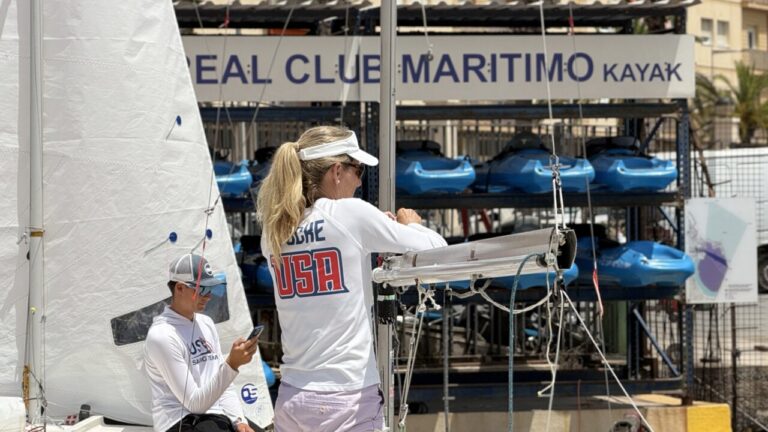 Competidores preparándose para el Mundial Junior de Snipe en Melilla