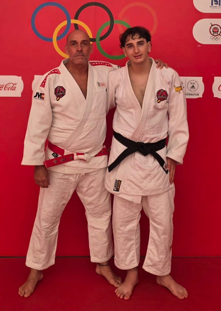 Dos judocas de la Escuela KogyJudo posando tras obtener cinturones negros