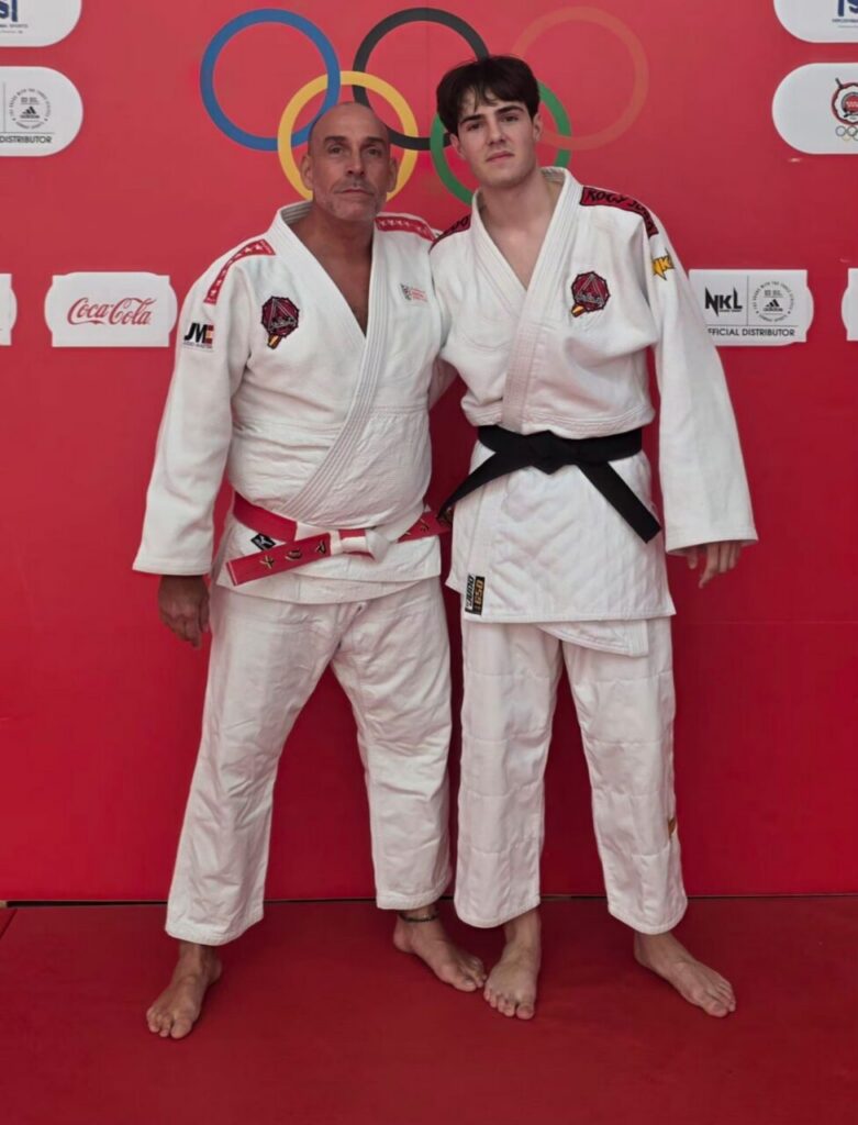 Dos judocas de la Escuela KogyJudo posando en un evento de judo
