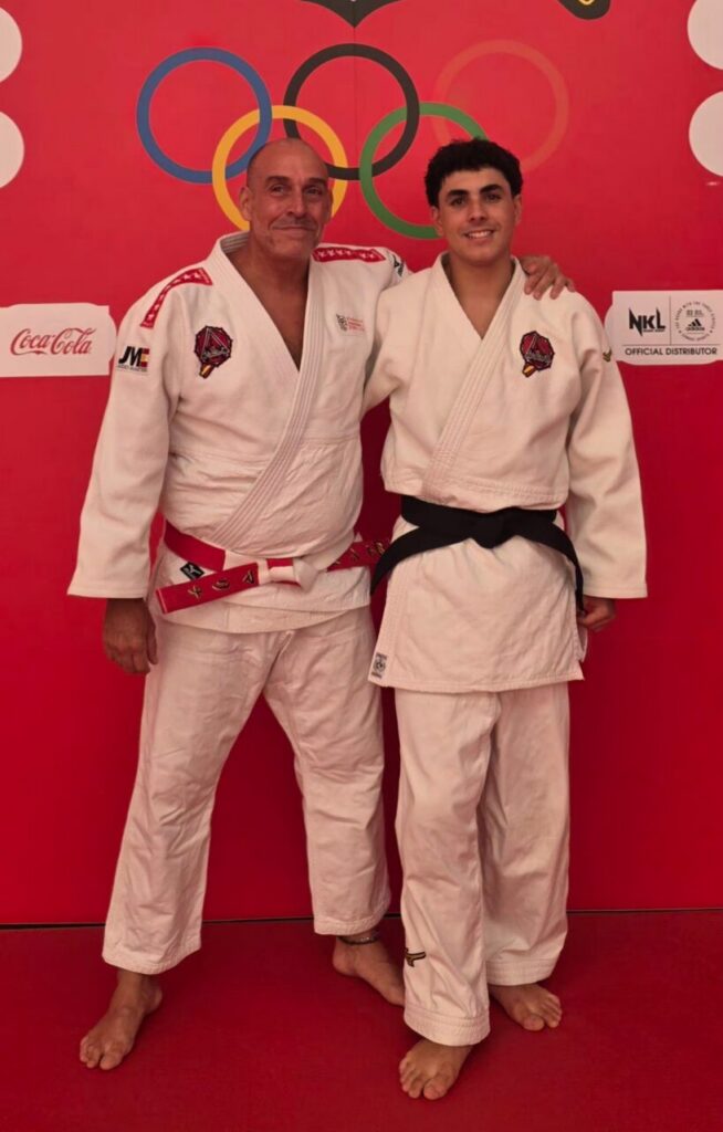 Dos judocas de la Escuela KogyJudo posando tras obtener cinturón negro