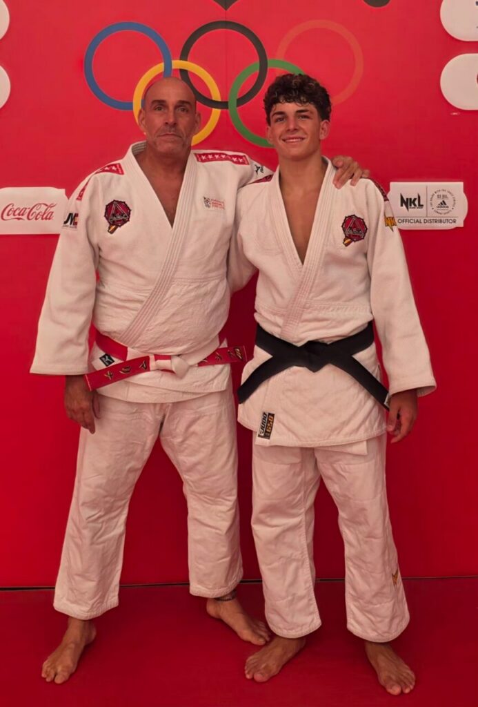 Dos judocas de la Escuela KogyJudo posando con cinturones negros
