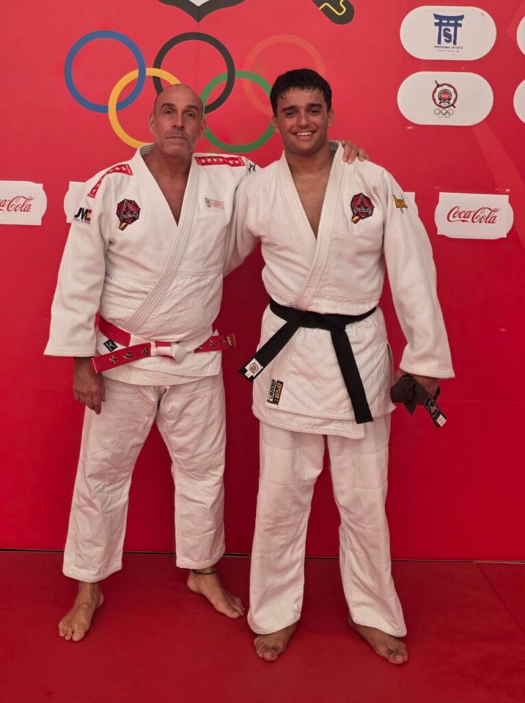 Dos judocas de la Escuela KogyJudo posando tras obtener cinturón negro