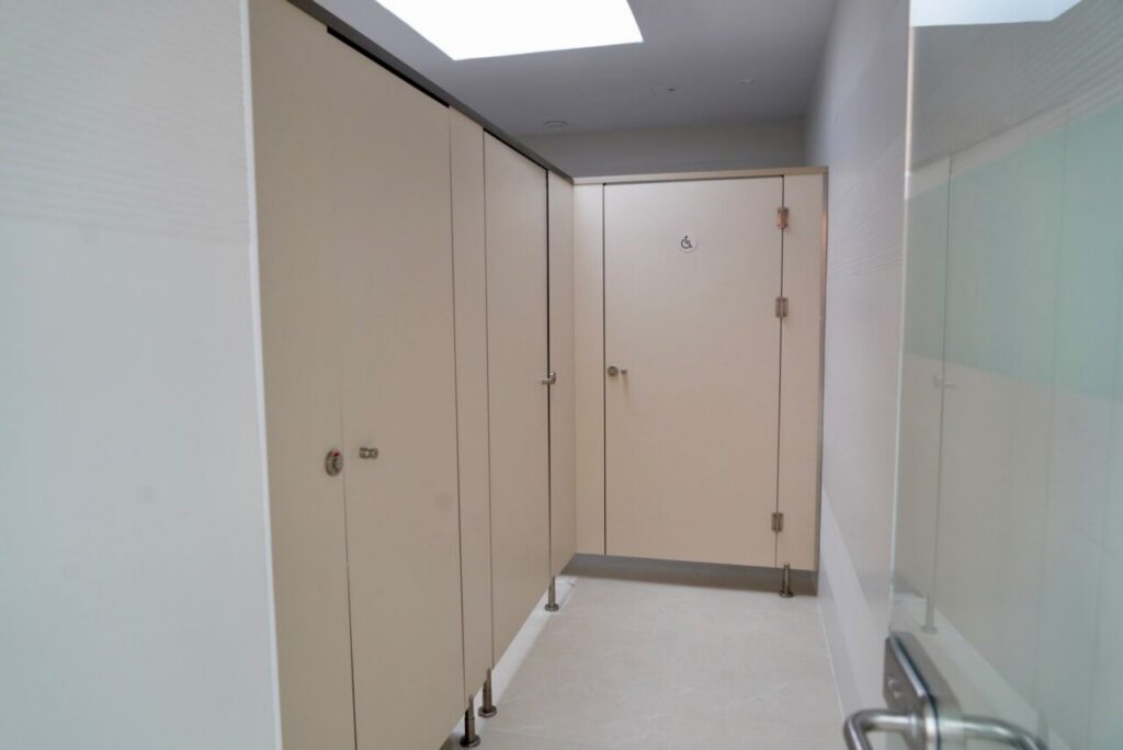 Interior del nuevo tanatorio municipal en Melilla con puertas de baño