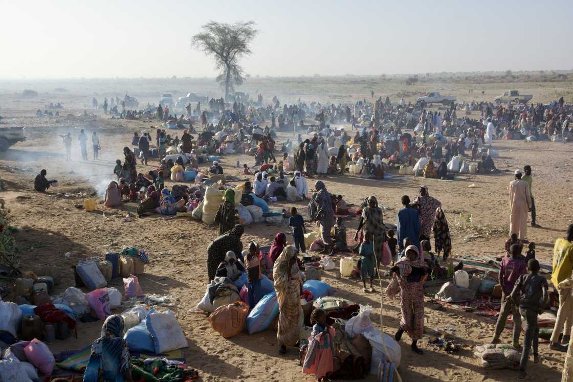 Multitud de personas en un campamento de refugiados en Sudán