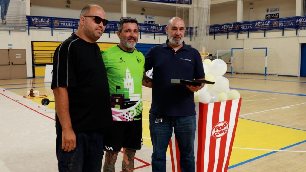 Tres hombres posando en el Festival El Circo del Club Ágora de Melilla