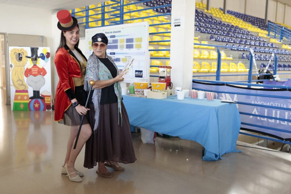 Dos mujeres vestidas de payasos en el Festival El Circo Ágora
