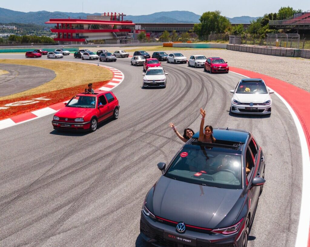 Varios coches Volkswagen en el circuito de Montmelo durante el GTI 50 Fest.