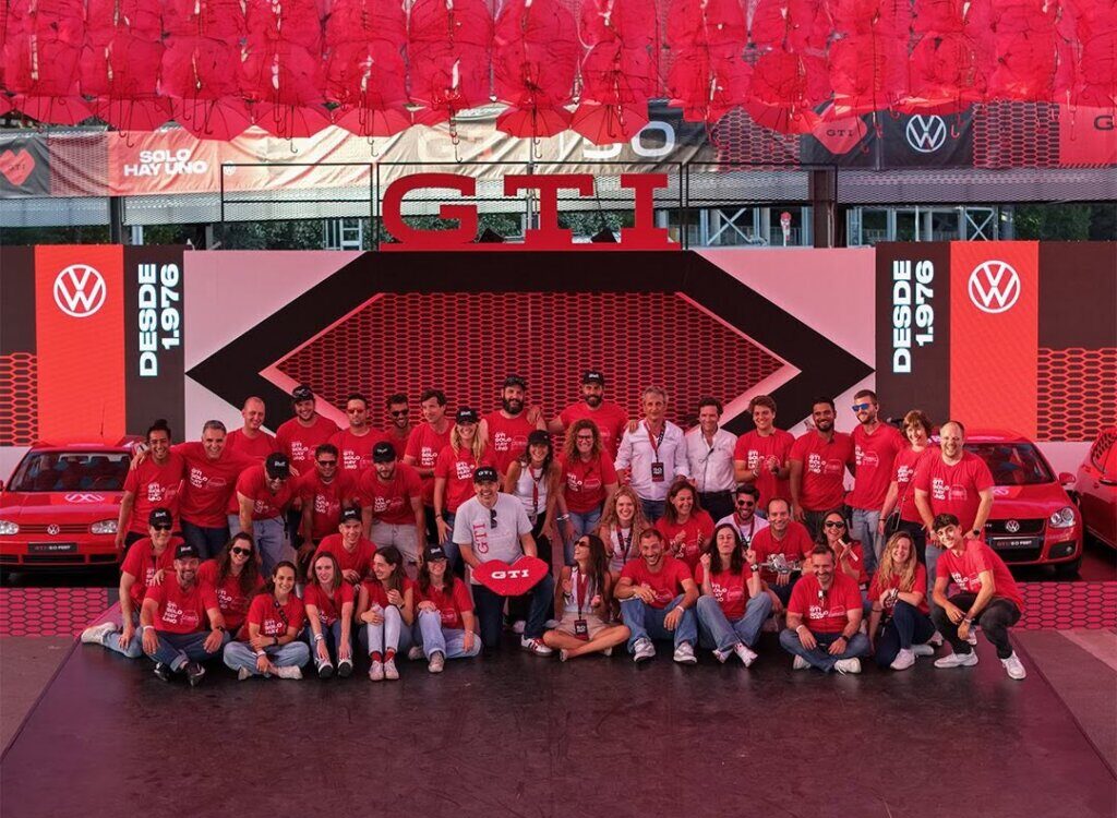 Grupo de personas en el GTI 50 Fest en Montmelo