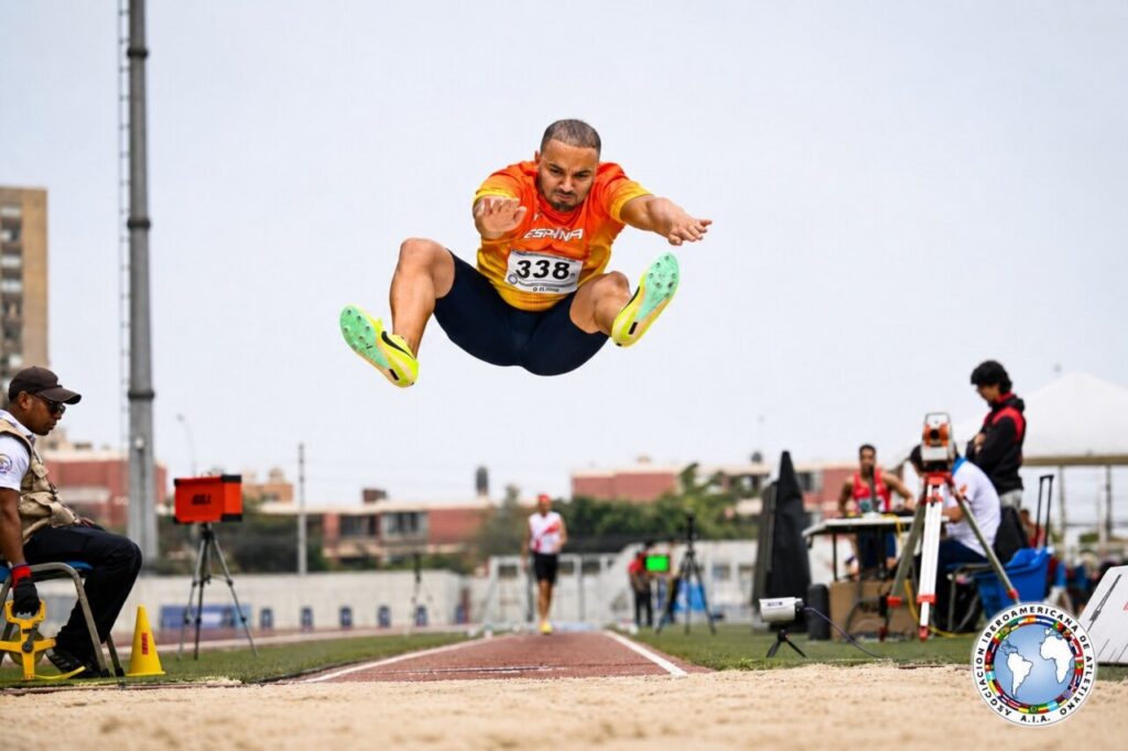 Atleta Hadriel Mehamed saltando en competición de atletismo en Perú