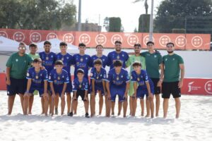 Equipo de fútbol playa C.D. Higicontrol Melilla posando en la arena