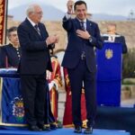 Juanma Moreno recibiendo un símbolo de posesión en un evento oficial