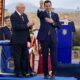 Juanma Moreno recibiendo un símbolo de posesión en un evento oficial