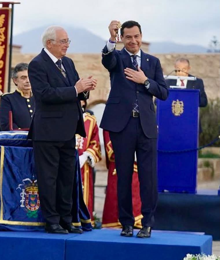 Juanma Moreno recibiendo un símbolo de posesión en un evento oficial