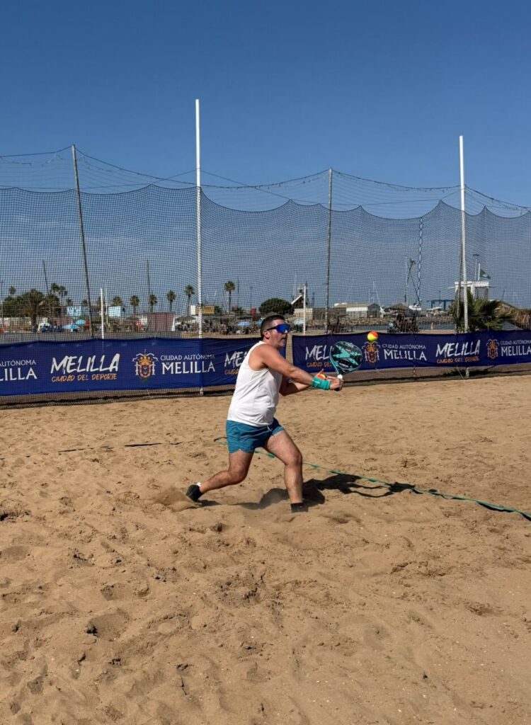 Jugador de tenis playa en acción en la Playa de San Lorenzo.