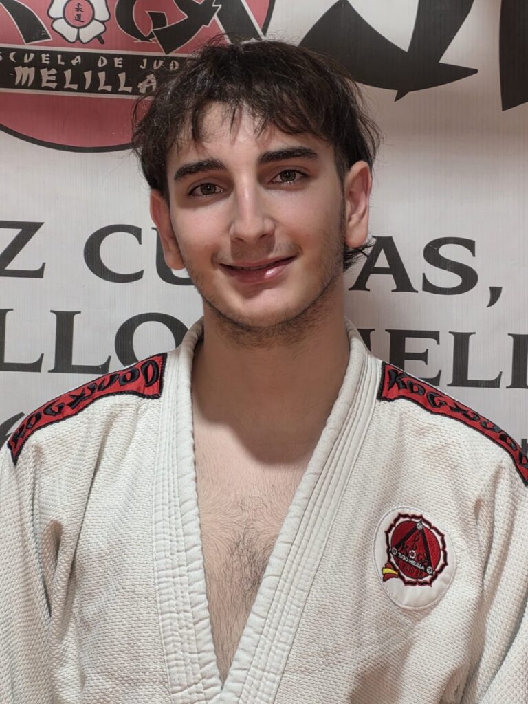 Judoca de la Escuela KogyJudo posando antes del examen de cinturón negro