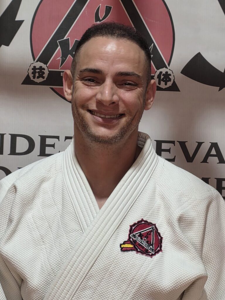 Judoca de la Escuela KogyJudo posando con su uniforme