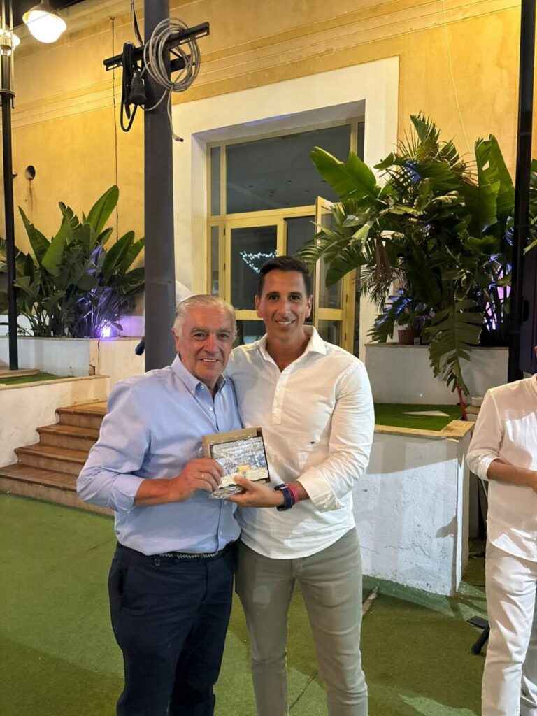 Luis Segura recibiendo un reconocimiento en un evento deportivo
