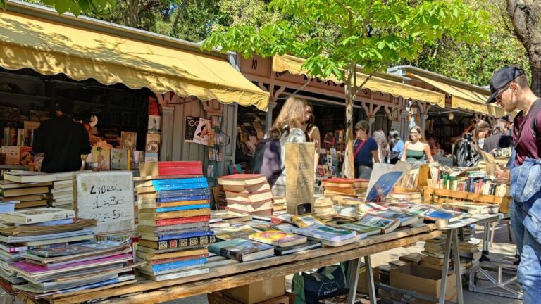 Vista de librerías de viejo en la Cuesta de Moyano, Madrid.