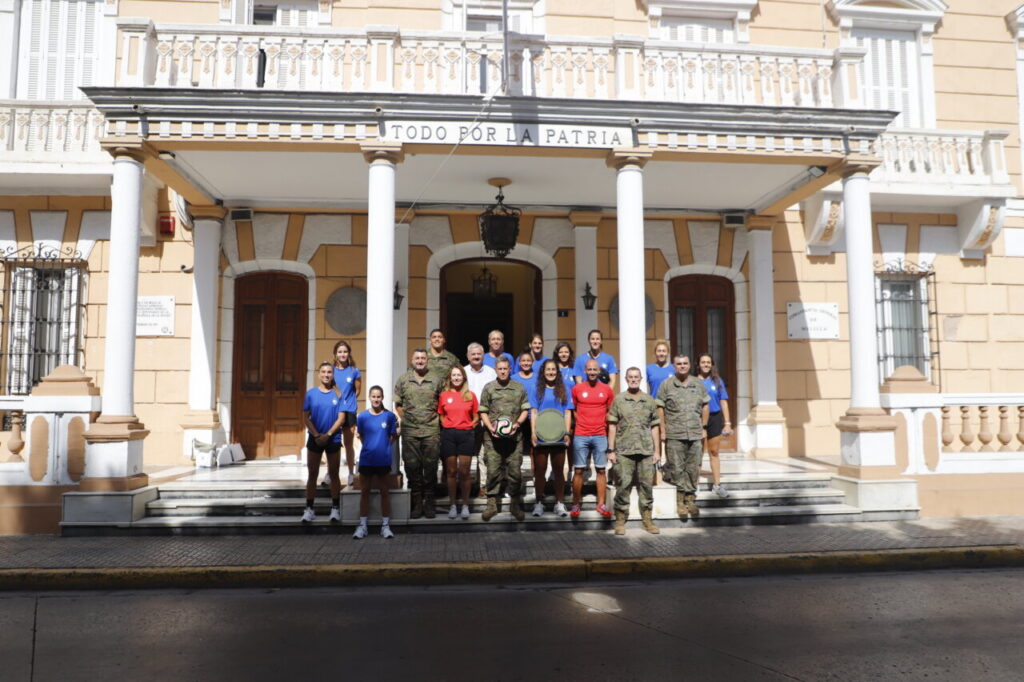 Jugadoras del C.D. Higicontrol Melilla en visita institucional con autoridades
