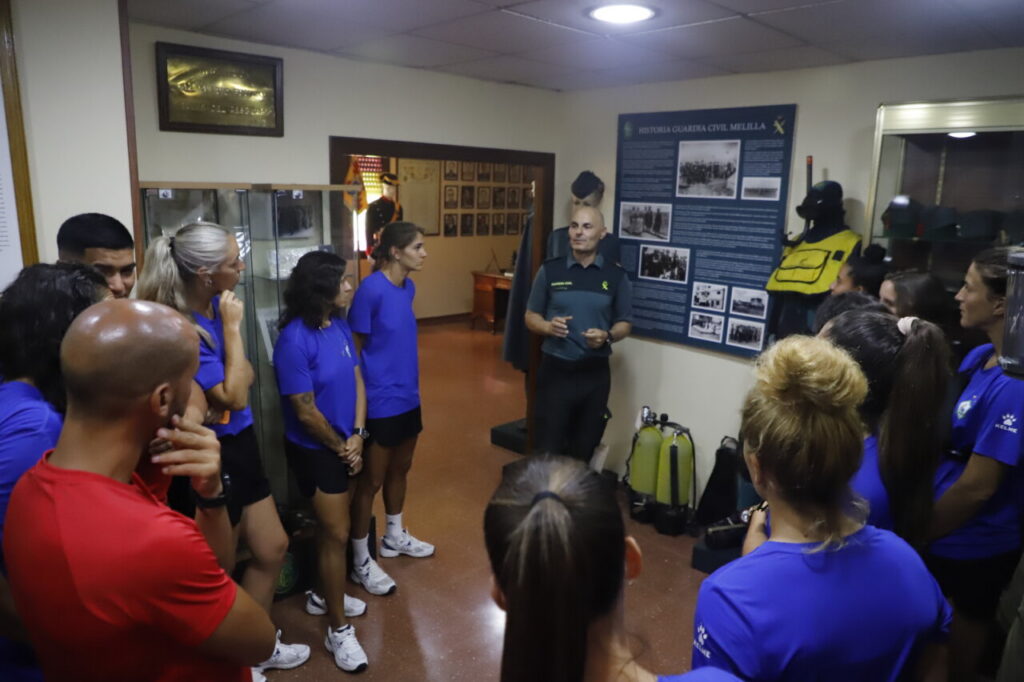 Jugadoras del C.D. Higicontrol Melilla en visita a la Guardia Civil