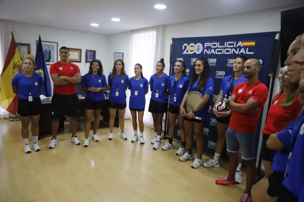Equipo del C.D. Higicontrol Melilla mostrando su trofeo en una visita institucional