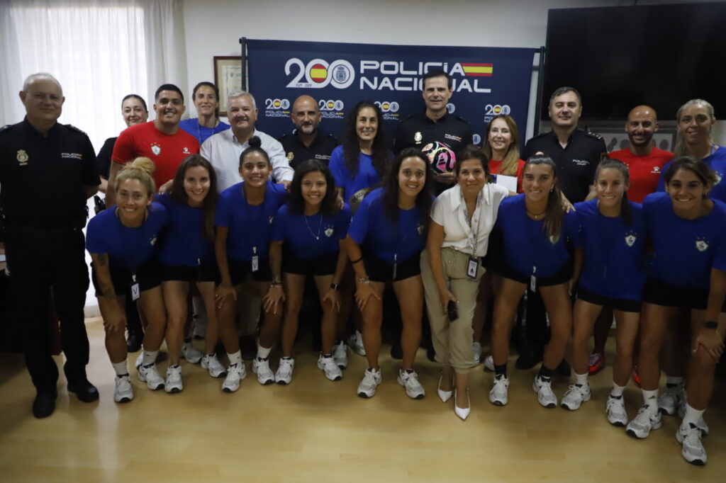 Equipo del C.D. Higicontrol Melilla mostrando su trofeo europeo en visita institucional.