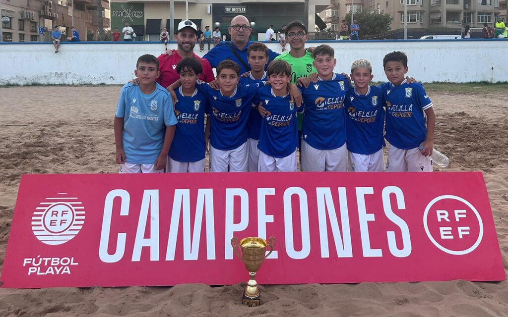 Equipo Milenium F.S. posando con trofeo en la playa