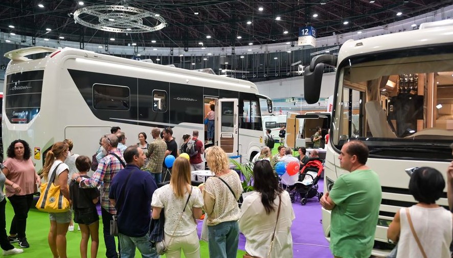 Exposición de campers y caravanas en Madrid con asistentes