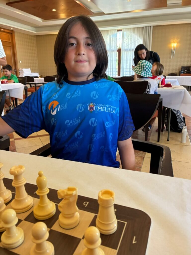 Niño jugando ajedrez en el Campeonato de España Sub-10 en Melilla.