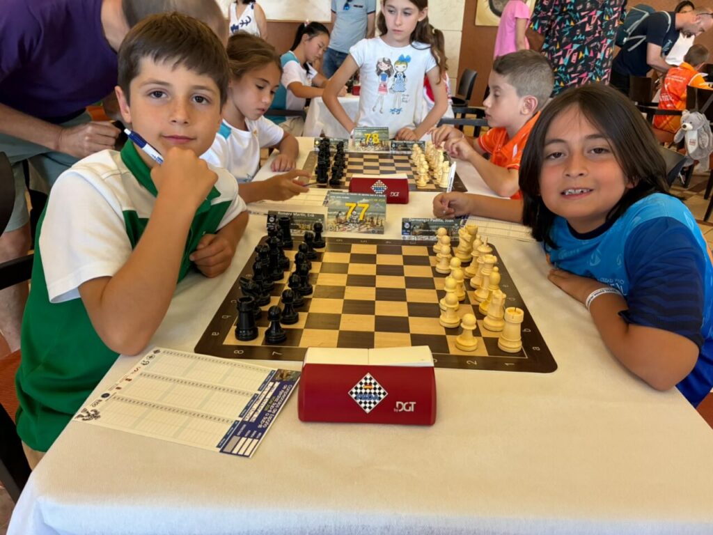 Niños jugando ajedrez en el Campeonato de España Sub-10 en Melilla.