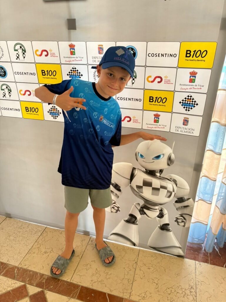 Niño posando en el Campeonato de Ajedrez Sub-10 en Melilla