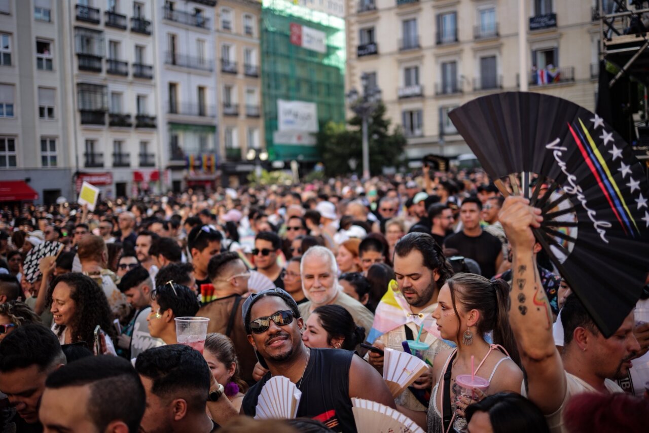 Multitud celebrando el Orgullo en Madrid con banderas y abanicos