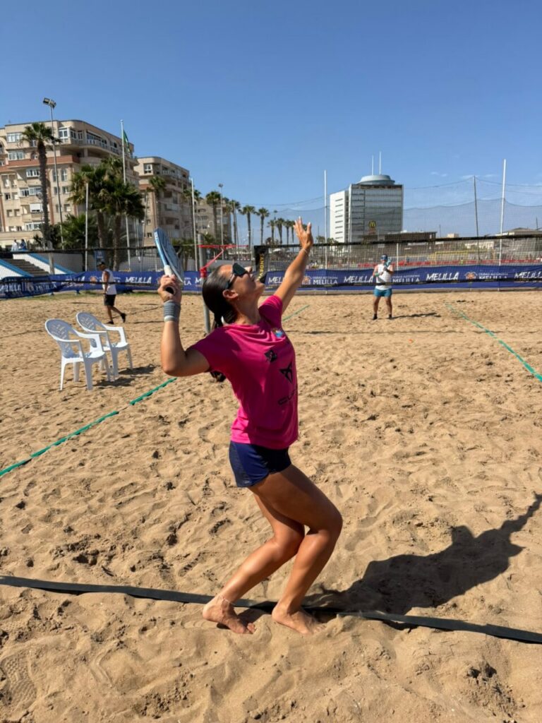 Jugadora de tenis playa en acción en la Playa de San Lorenzo