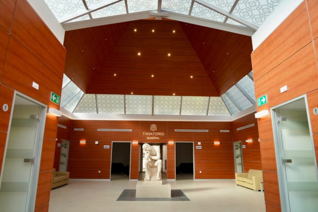Interior del tanatorio municipal renovado en Melilla con decoración moderna.