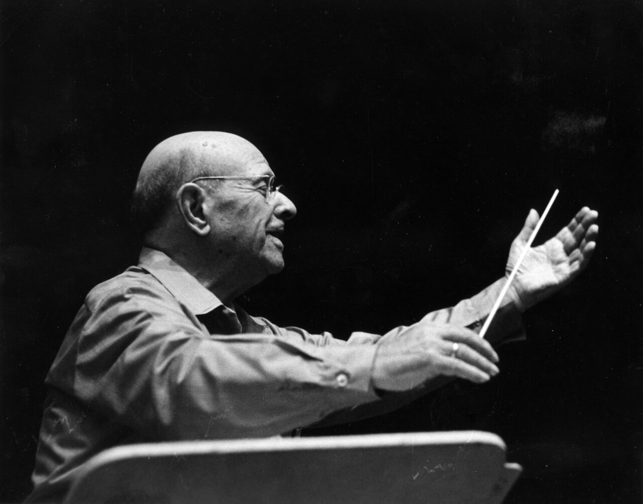 Pau Casals dirigiendo una orquesta en un evento conmemorativo