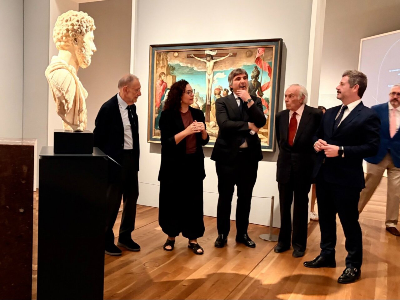Grupo de personas en la exposición Prado Siglo XXI con obras de arte